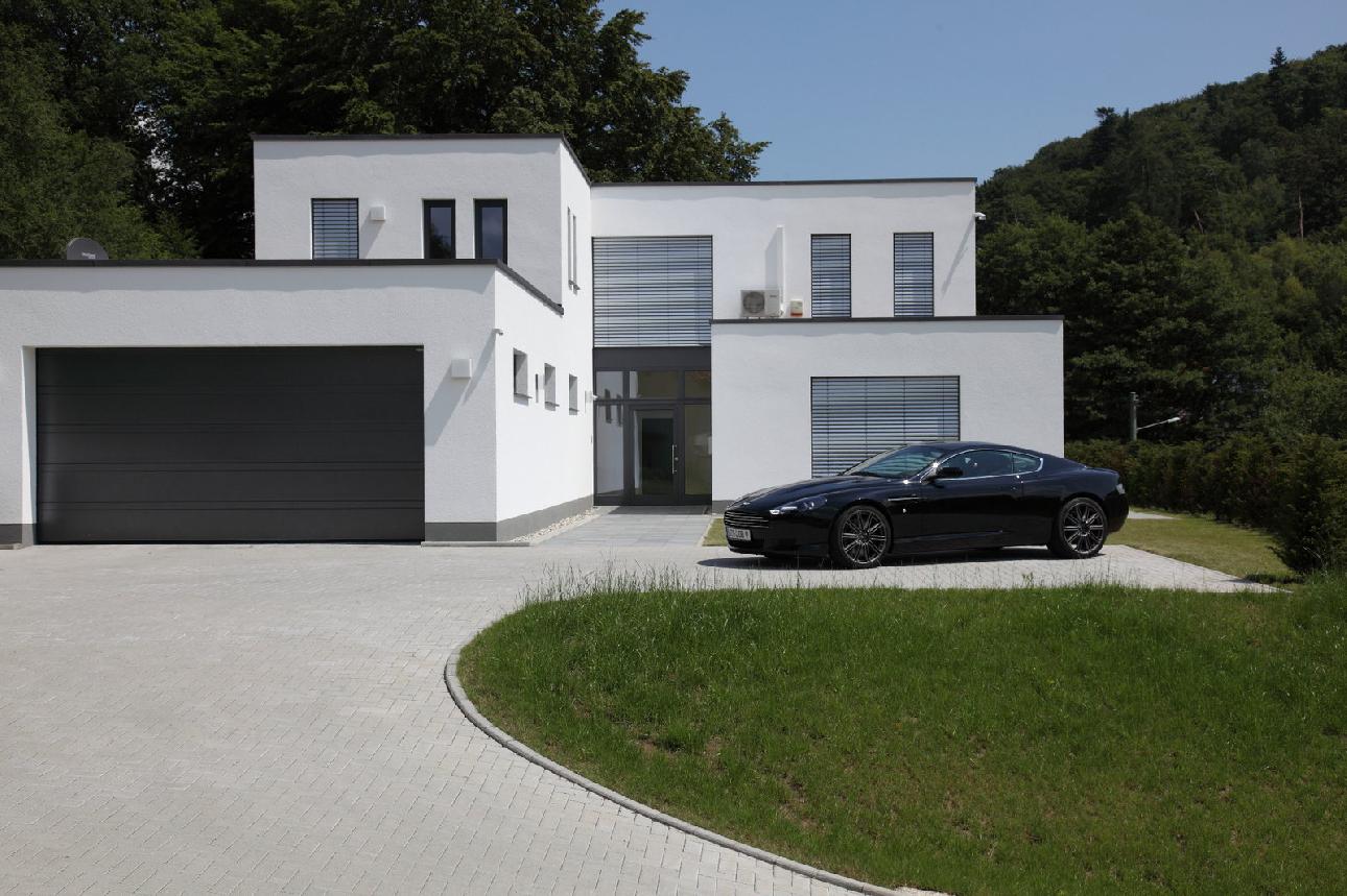 Modernes Wohnhaus mit Fenstern, Haustür und Sonnenschutz