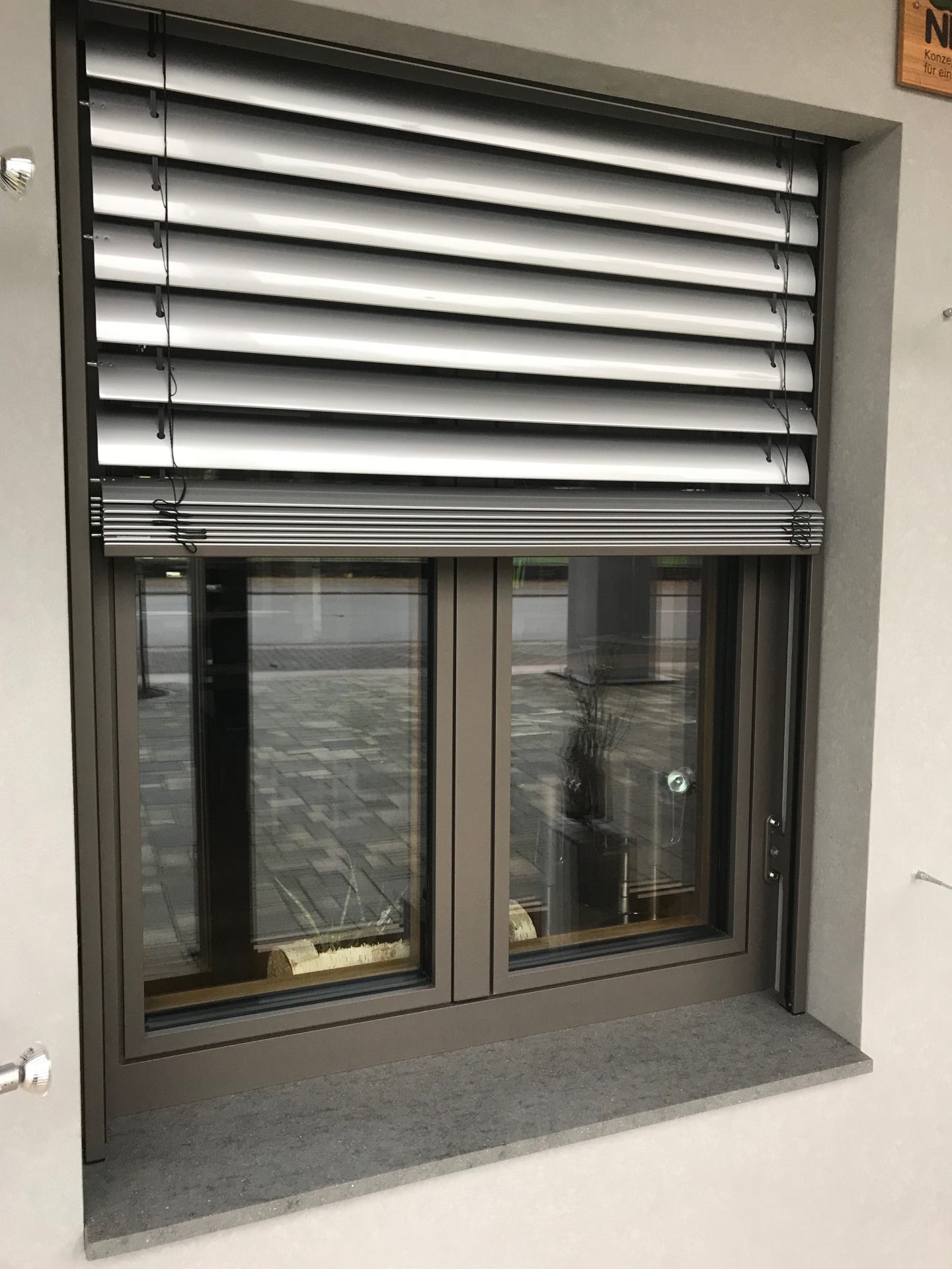 Modernes Holz-Aluminium Fenster mit Raffstoren