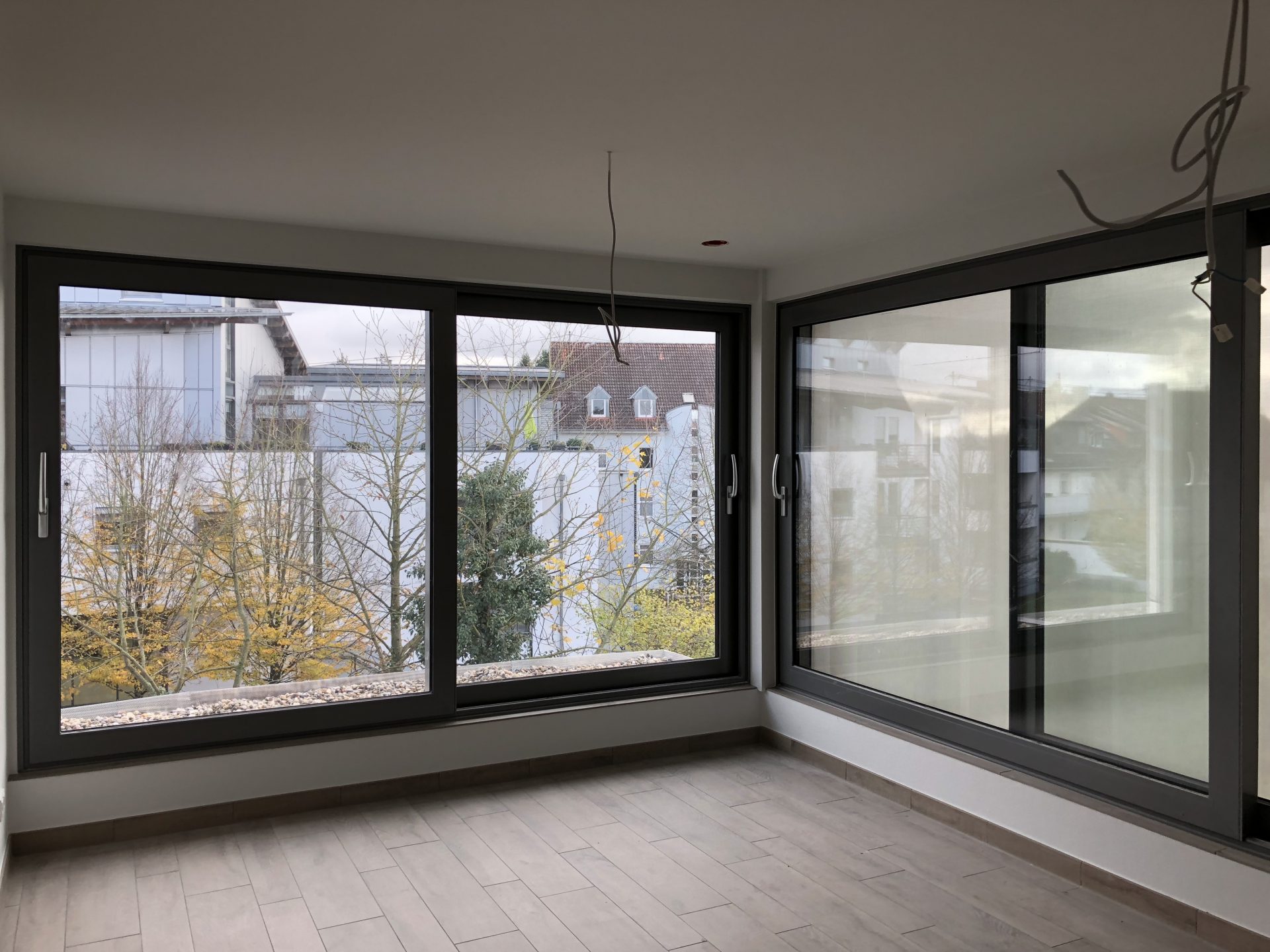 Moderne graue Fenster mit Hebe-Schiebetür