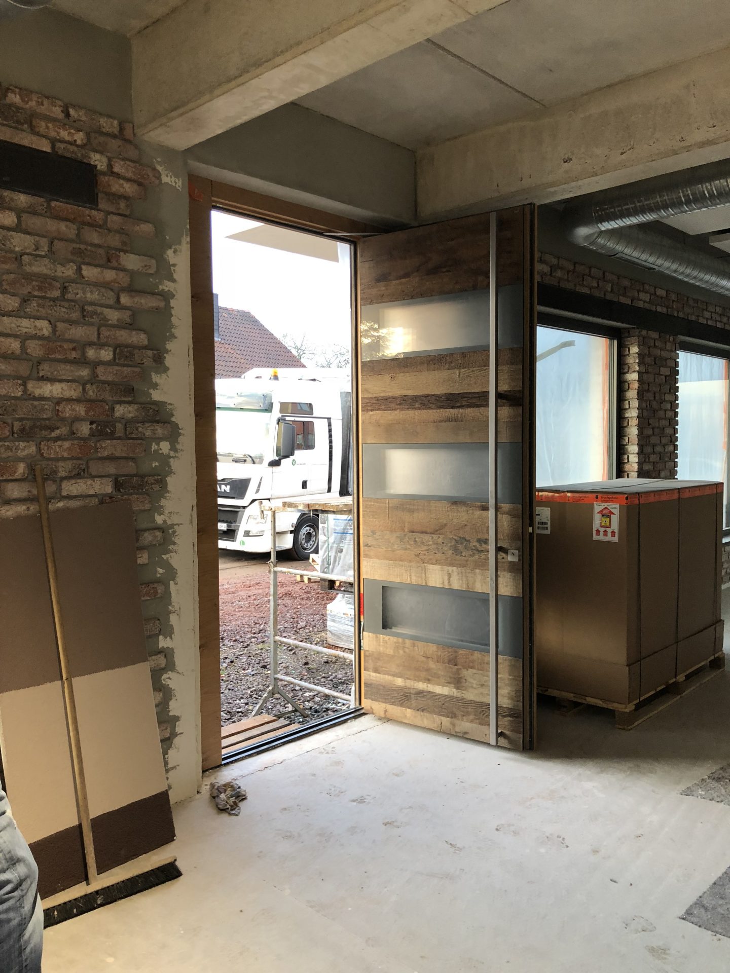 Moderne Haustür aus Holz mit 3 Glaselementen in der Tür