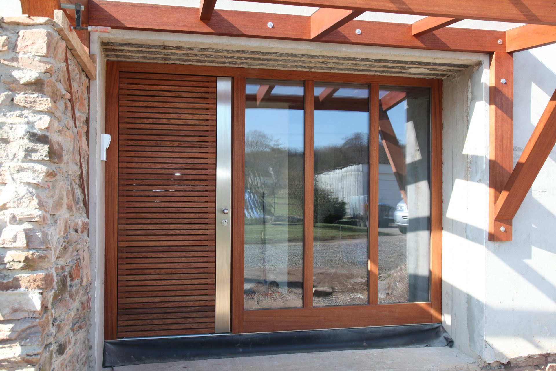 Moderne Holzhaustür mit drei Glaselementen